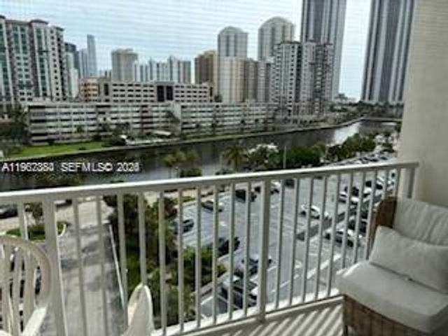 300 Bayview Dr 707, Sunny Isles Beach, FL 33160