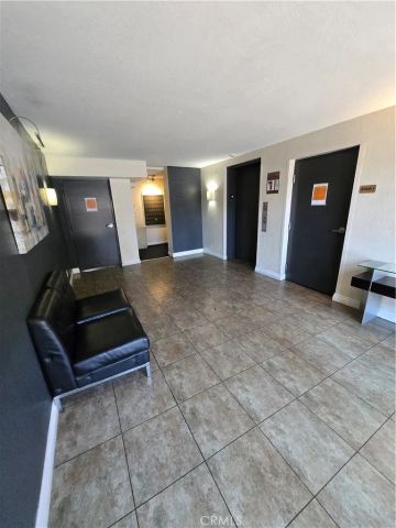 5520 Owensmouth, Woodland Hills, CA 91367
