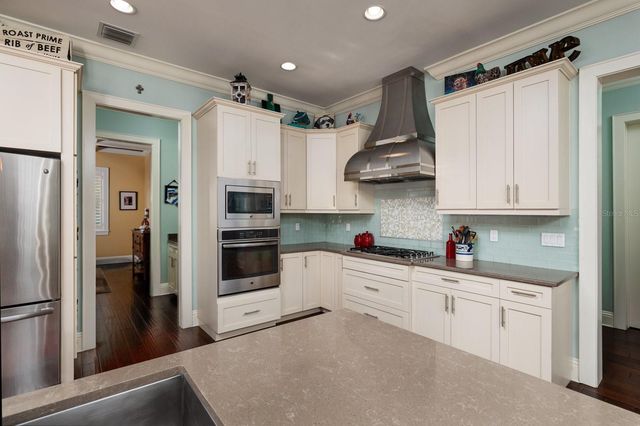 852 CORDOVA BOULEVARD NE, St Petersburg, FL 33704