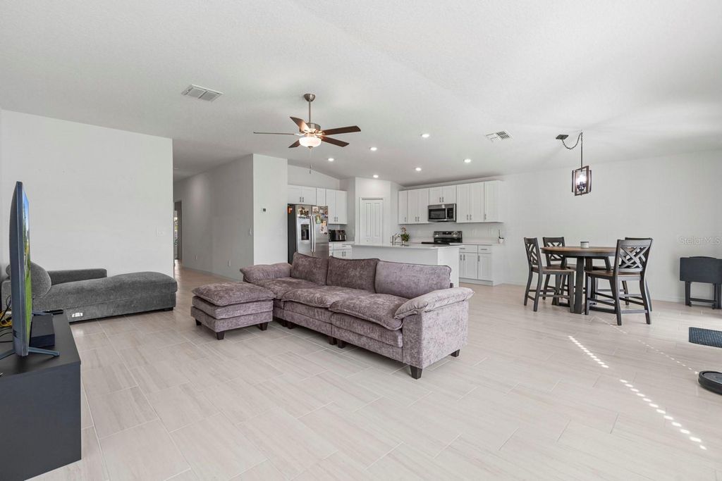 Image 16 of property listing at 4020 GREAT VESSEL PLACE, Plant City, FL 33565