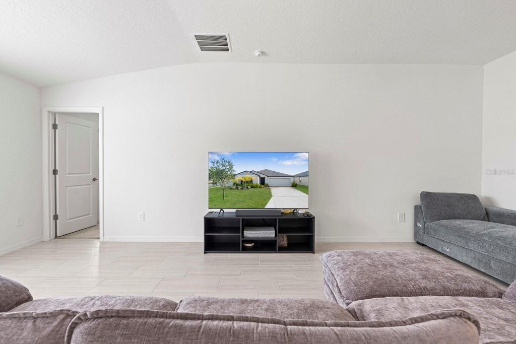 Image 18 of property listing at 4020 GREAT VESSEL PLACE, Plant City, FL 33565