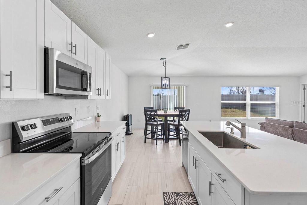 Image 8 of property listing at 4020 GREAT VESSEL PLACE, Plant City, FL 33565