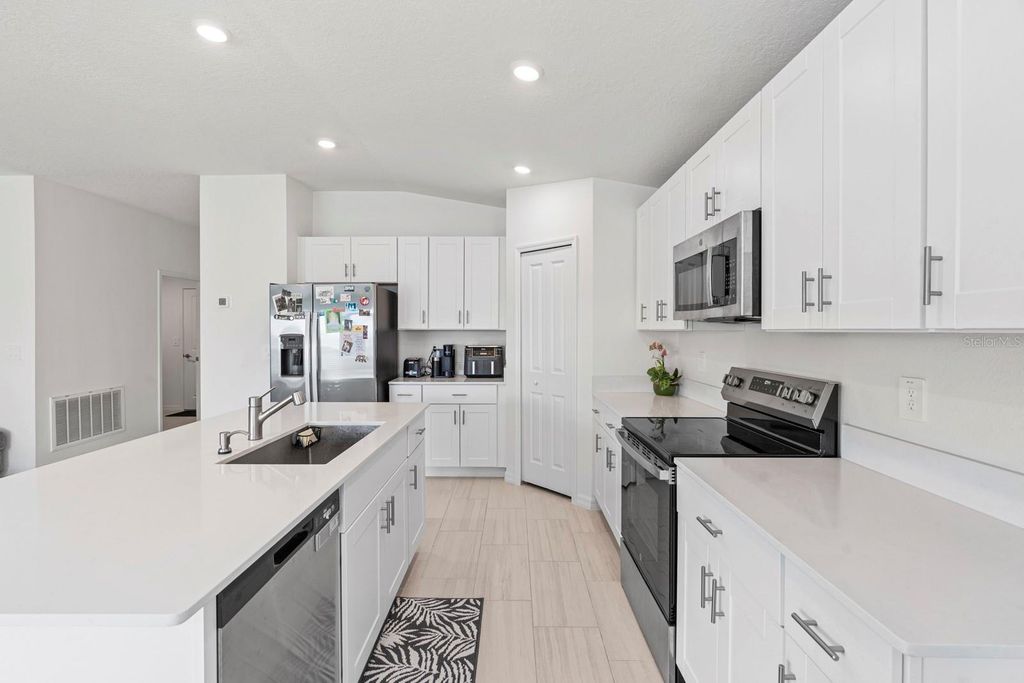 Image 9 of property listing at 4020 GREAT VESSEL PLACE, Plant City, FL 33565