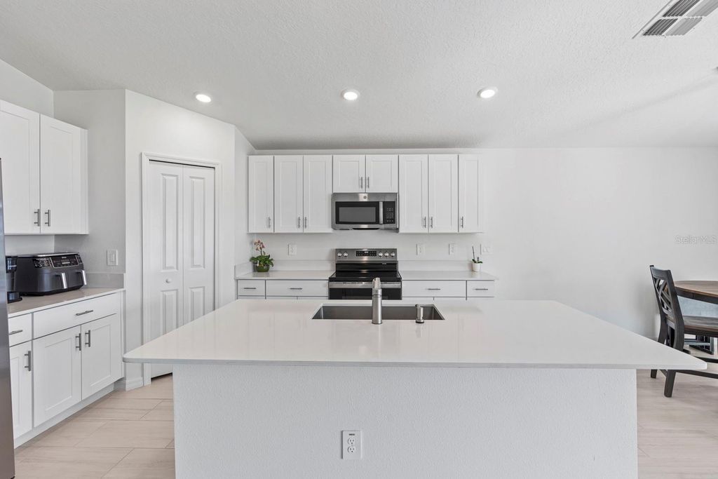 Image 10 of property listing at 4020 GREAT VESSEL PLACE, Plant City, FL 33565