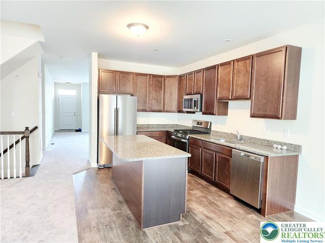 422 Gray Feather Way, Upper Macungie Twp, PA 18104