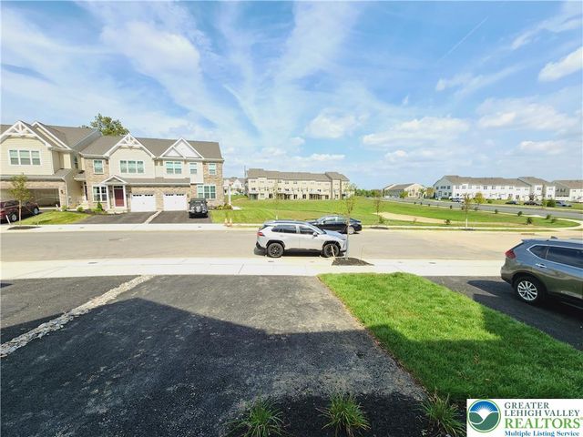 422 Gray Feather Way, Upper Macungie Twp, PA 18104