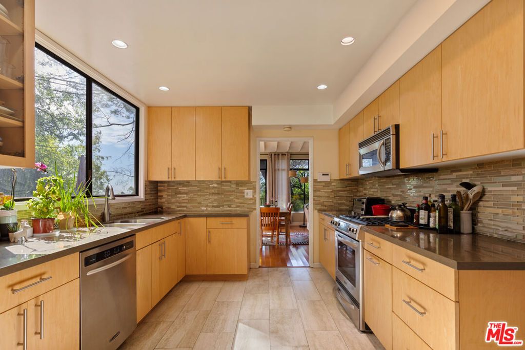 Image 11 of property listing at 2881 Hollyridge Drive, Los Angeles, CA 90068