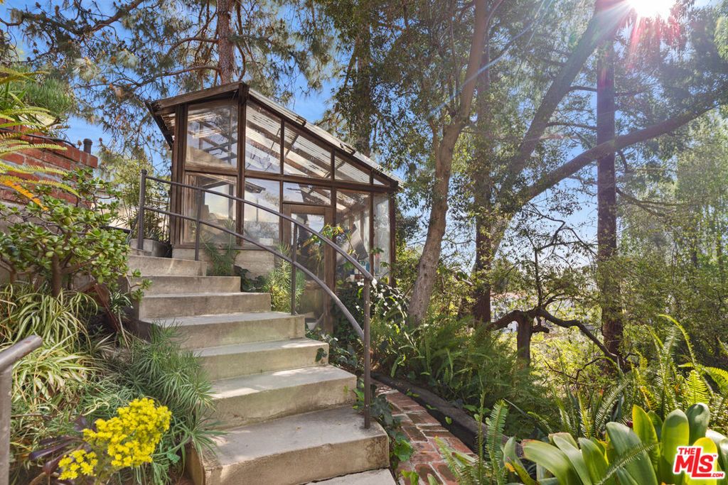 Image 13 of property listing at 2881 Hollyridge Drive, Los Angeles, CA 90068