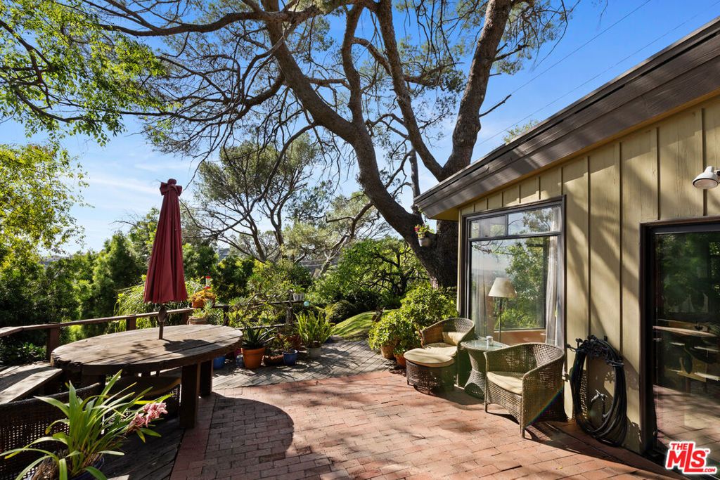 Image 14 of property listing at 2881 Hollyridge Drive, Los Angeles, CA 90068