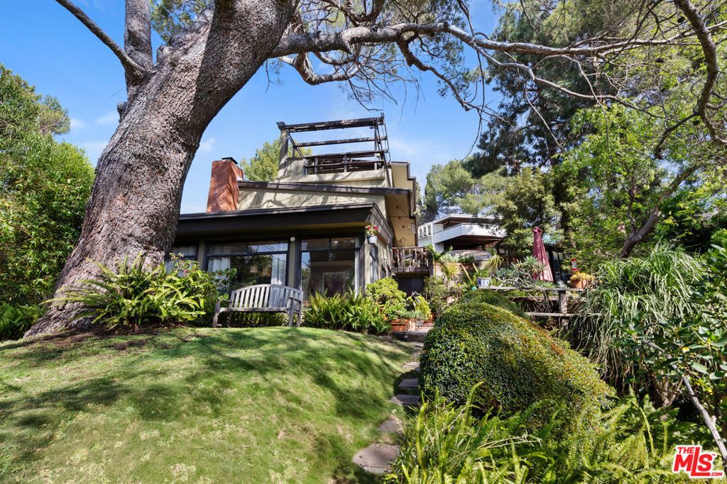 Image 15 of property listing at 2881 Hollyridge Drive, Los Angeles, CA 90068