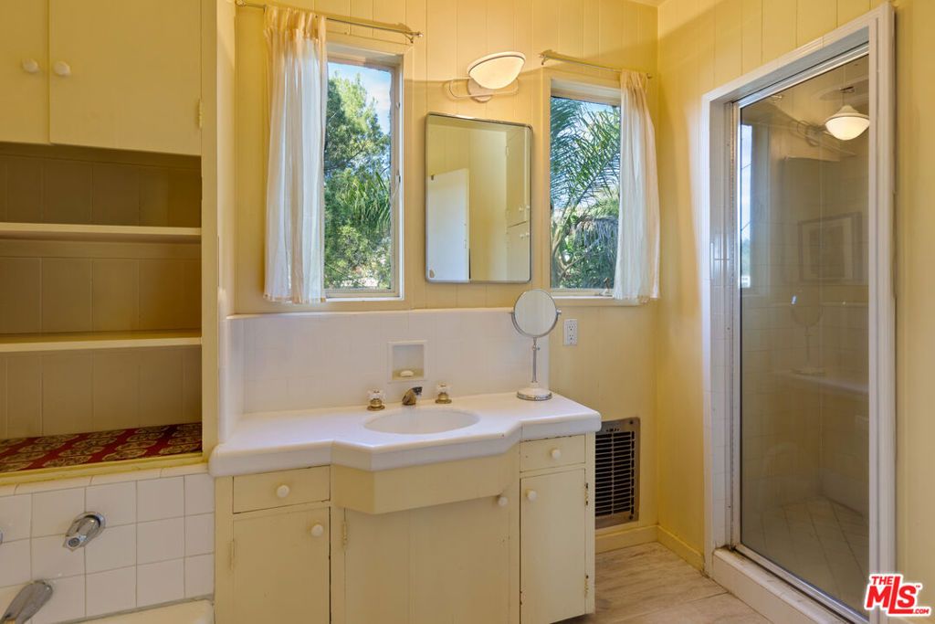 Image 5 of property listing at 2881 Hollyridge Drive, Los Angeles, CA 90068