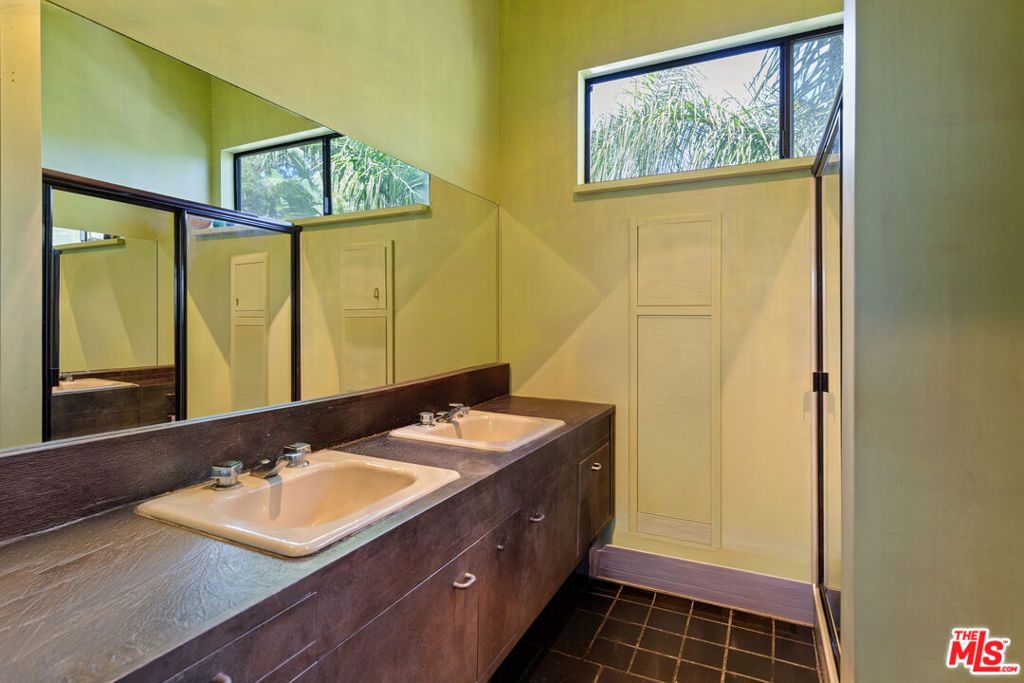 Image 7 of property listing at 2881 Hollyridge Drive, Los Angeles, CA 90068