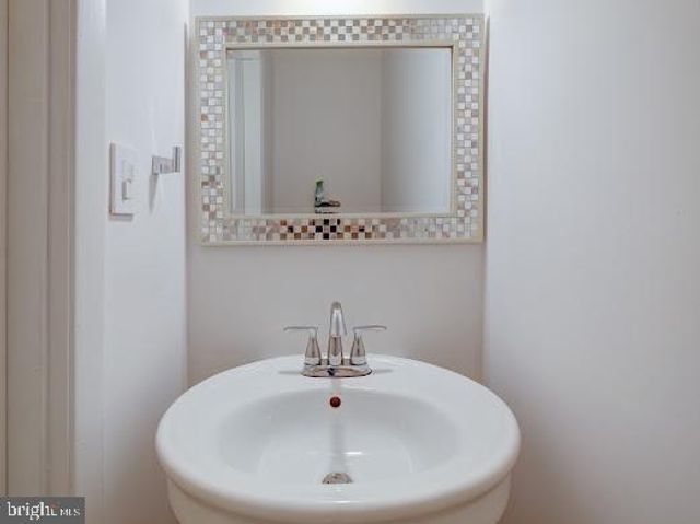 5705 BUCKINGHAM PALACE CT, Alexandria, VA 22315