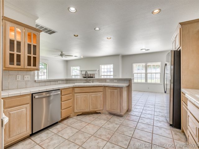 9808 E 84th Street North, Owasso, OK 74055