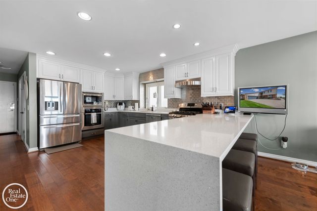 22539 Maple Street, St Clair Shores, MI 48081