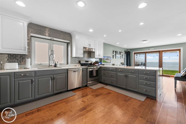 22539 Maple Street, St Clair Shores, MI 48081