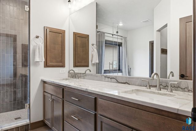 2300 S Galena Ct Court, Sioux Falls, SD 57110