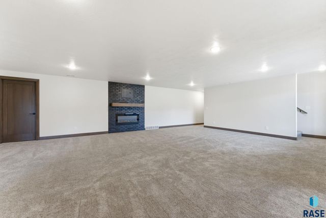 2300 S Galena Ct Court, Sioux Falls, SD 57110