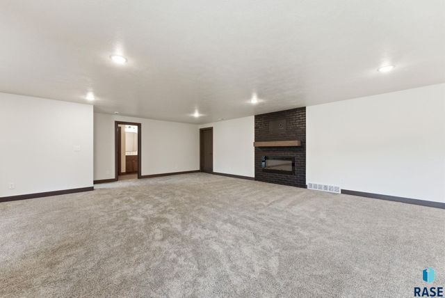 2300 S Galena Ct Court, Sioux Falls, SD 57110