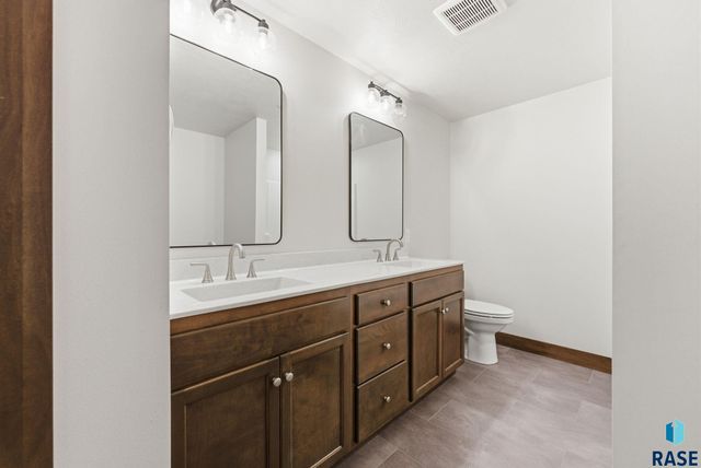 2300 S Galena Ct Court, Sioux Falls, SD 57110