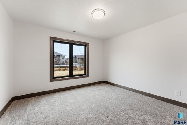 2300 S Galena Ct Court, Sioux Falls, SD 57110