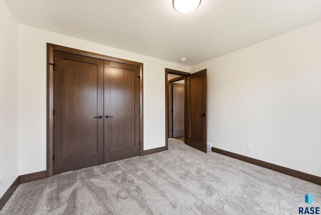 2300 S Galena Ct Court, Sioux Falls, SD 57110