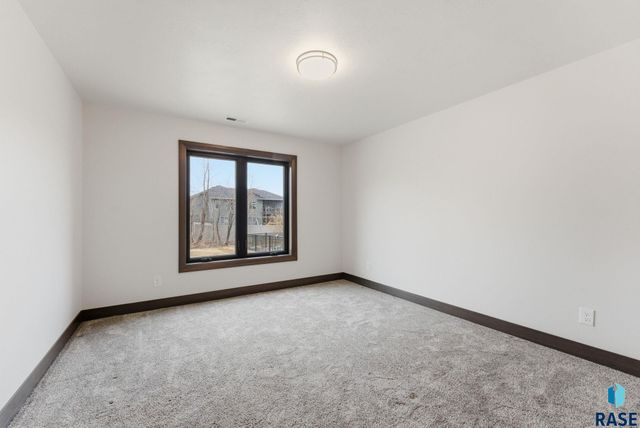 2300 S Galena Ct Court, Sioux Falls, SD 57110