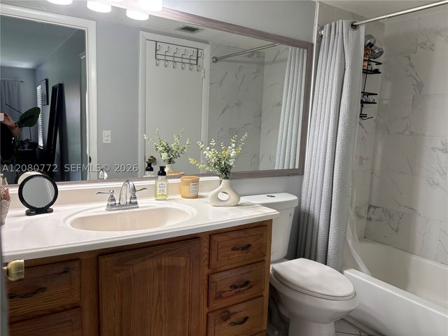 718 Sunny Pine Way F2, Green Acres, FL 33415