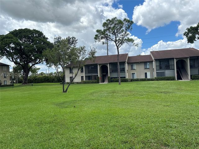 718 Sunny Pine Way F2, Green Acres, FL 33415