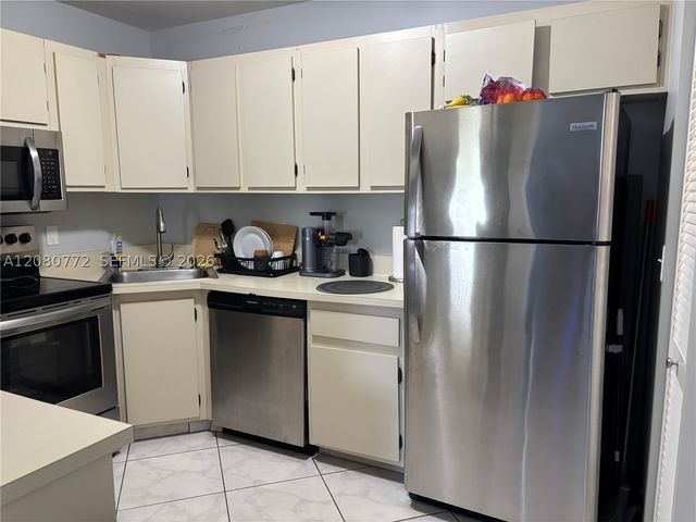 718 Sunny Pine Way F2, Green Acres, FL 33415