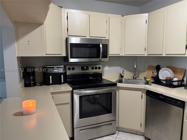 718 Sunny Pine Way F2, Green Acres, FL 33415