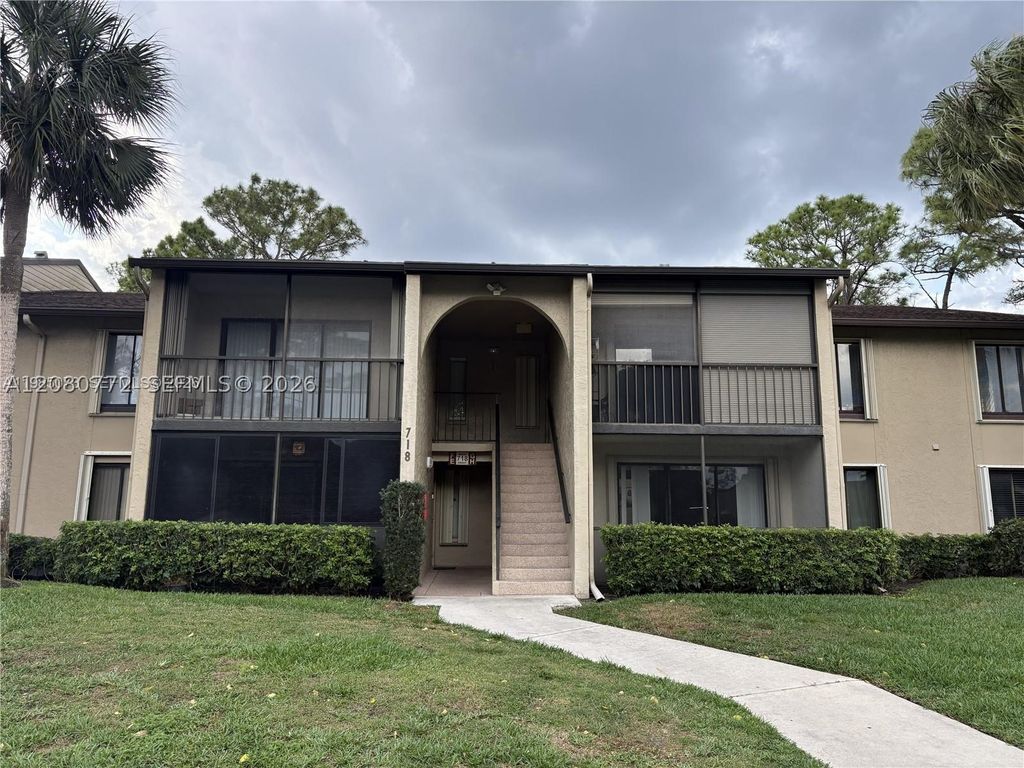 718 Sunny Pine Way F2, Green Acres, FL 33415