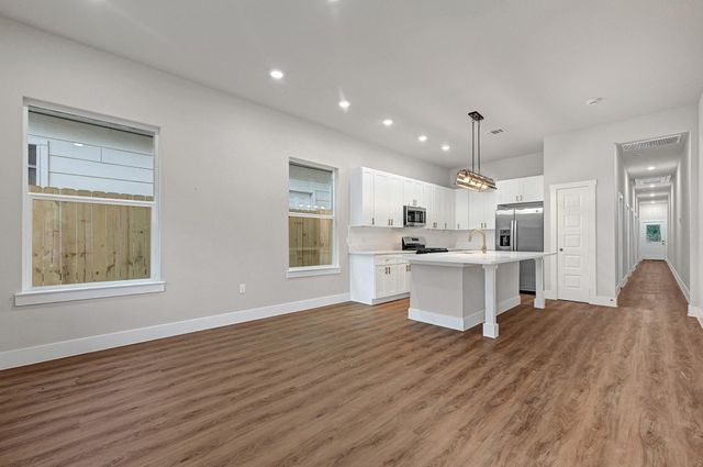 112 S San Jacinto Street, Conroe, TX 77301