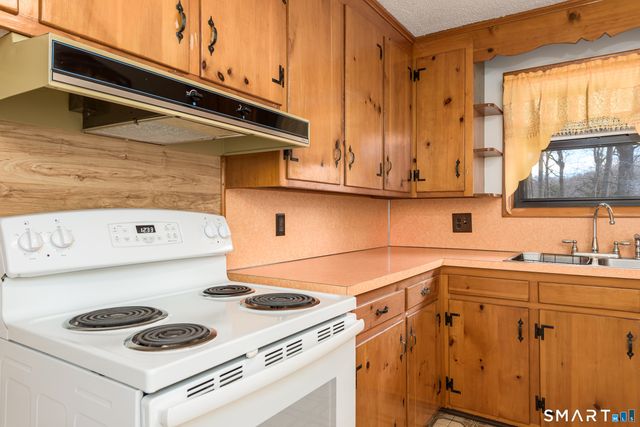 6 Saunders Lane, Prospect, CT 06712