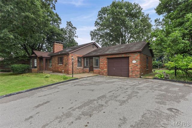 8 Linden Drive, Belleville, IL 62221