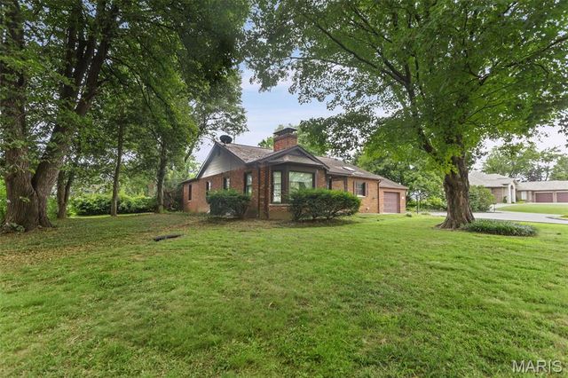 8 Linden Drive, Belleville, IL 62221