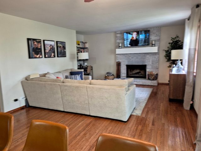 1332 E Bailey Road, Naperville, IL 60565