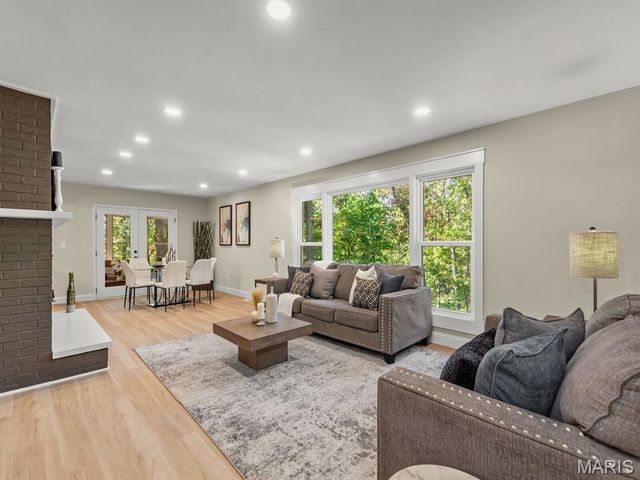 18 Oak Forest Drive, St Charles, MO 63303