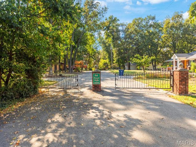 18 Oak Forest Drive, St Charles, MO 63303