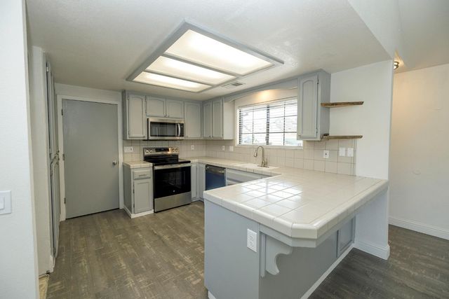 2325 Manor Oak Dr, Modesto, CA 95355