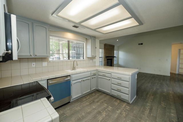 2325 Manor Oak Dr, Modesto, CA 95355