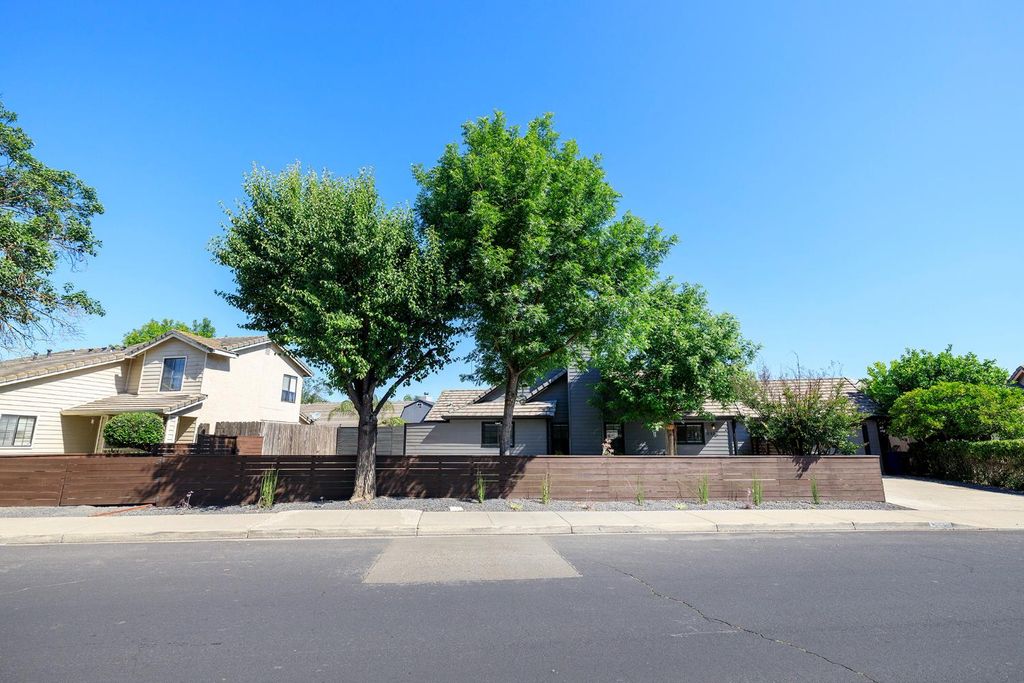 2325 Manor Oak Dr, Modesto, CA 95355