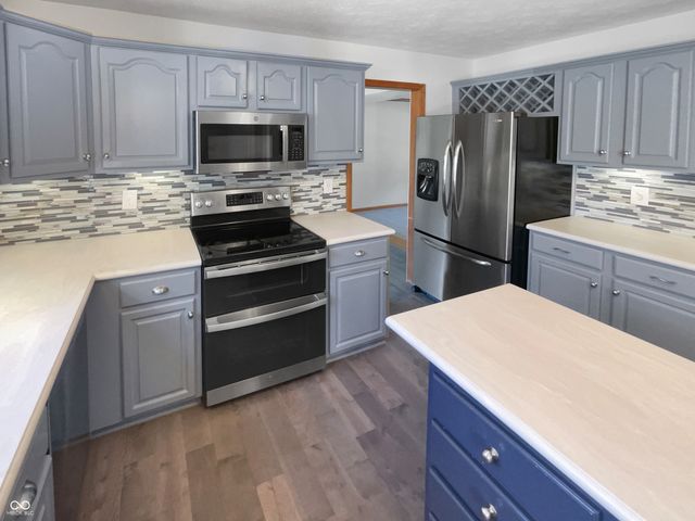 8259 Hampton Circle W, Indianapolis, IN 46256