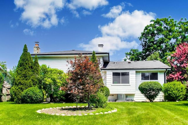 1823 E CAMP MCDONALD Road, Mount Prospect, IL 60056