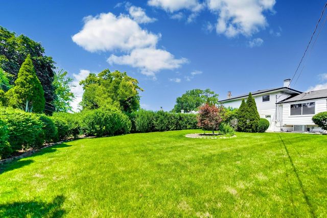 1823 E CAMP MCDONALD Road, Mount Prospect, IL 60056
