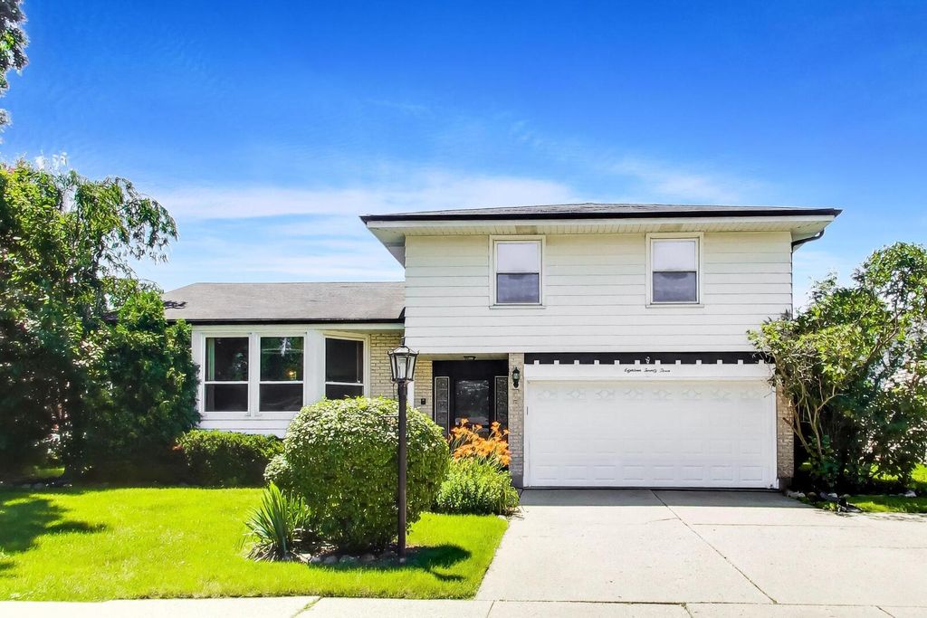 1823 E CAMP MCDONALD Road, Mount Prospect, IL 60056