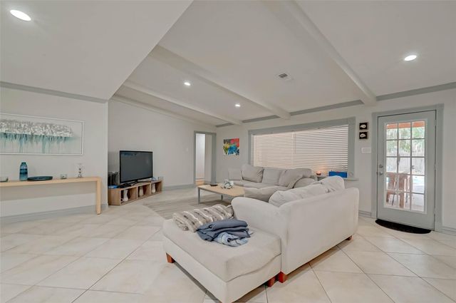5711 Hummingbird Street, Houston, TX 77096