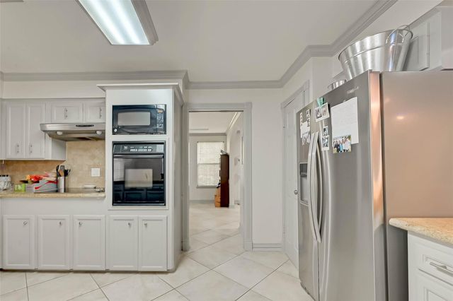 5711 Hummingbird Street, Houston, TX 77096