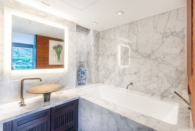 2979 Kalakaua Avenue 904, Honolulu, HI 96815