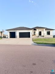E Mystic Dr Drive, Sioux Falls, SD 57110